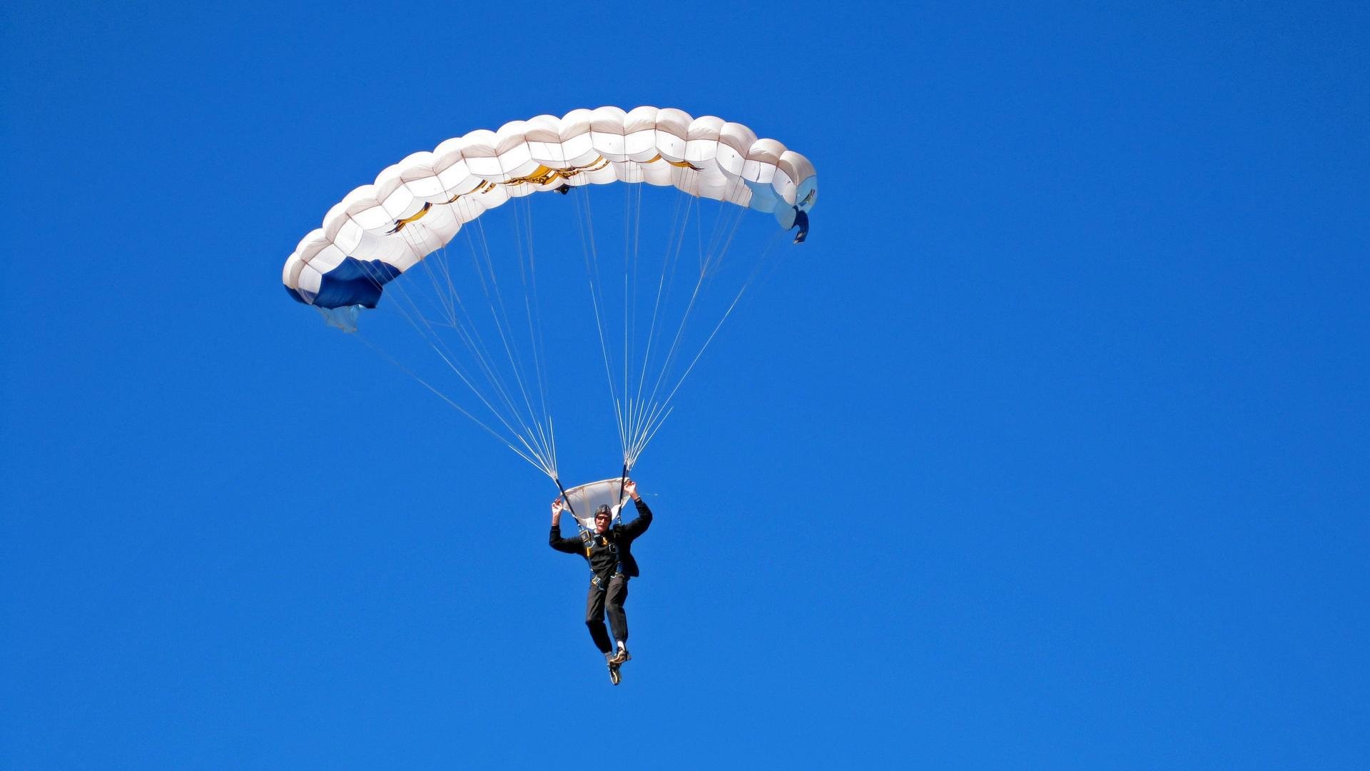 UFC 运动员称被对手故意“抓手指”